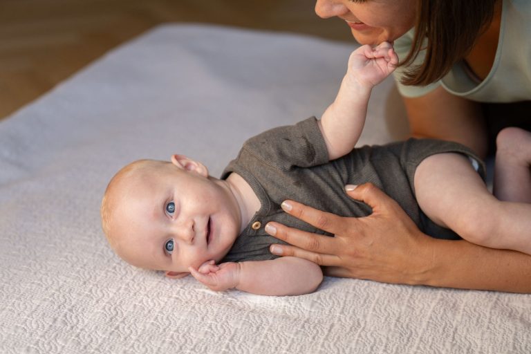 Forskning har vist sammenhæng mellem berøring og tilknytning og en lang række andre positive effekter af babymassage.
