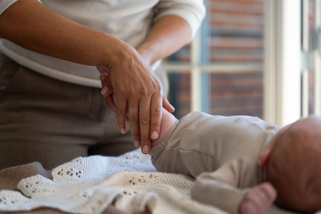 Babymassage er mere end bare velvære. Det er evidensbaseret kropslig udvikling og har en lang række gavnlige effekter. Både på barn og voksen.