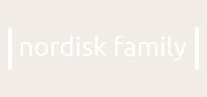 Nordisk family laver D-vitamin på koldpresset olivenolie. De er blide og skånsomme for babymaver, og kan købes både med doseringshætte som en slags spray og med pipette hvor d-dråber dryppes direkte ned i baby mund.