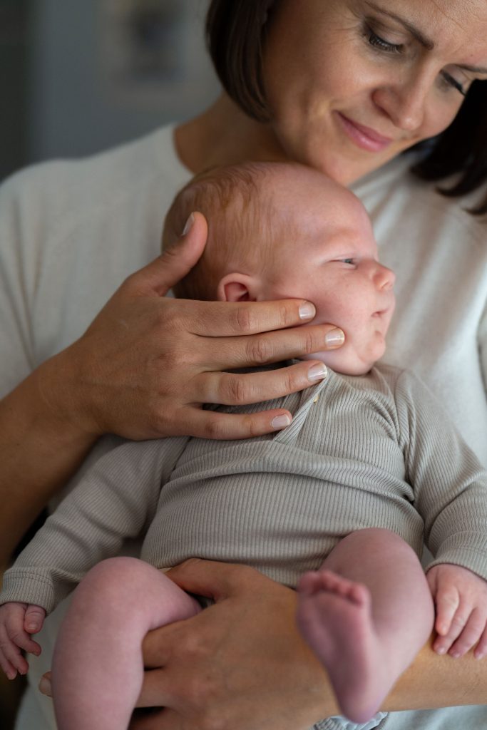 Favoritside kan give skæve kranier og flade baghoveder. Men massage kan gøre en stor forskel