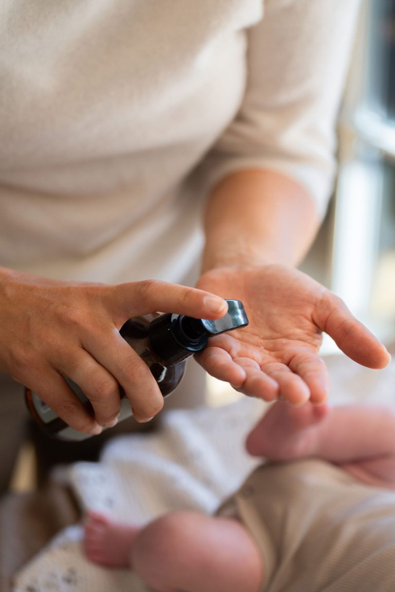 Olien du bruger til babymassage kna også hjælpe med at fugte huden ved atopisk eksem eller børneeksem