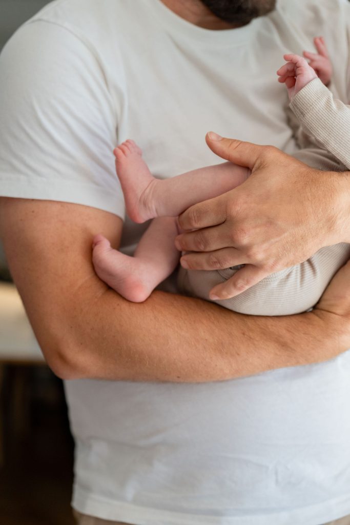 Refluks giver ofte babyer, der gerne vil holdes meget og sove på en forælder