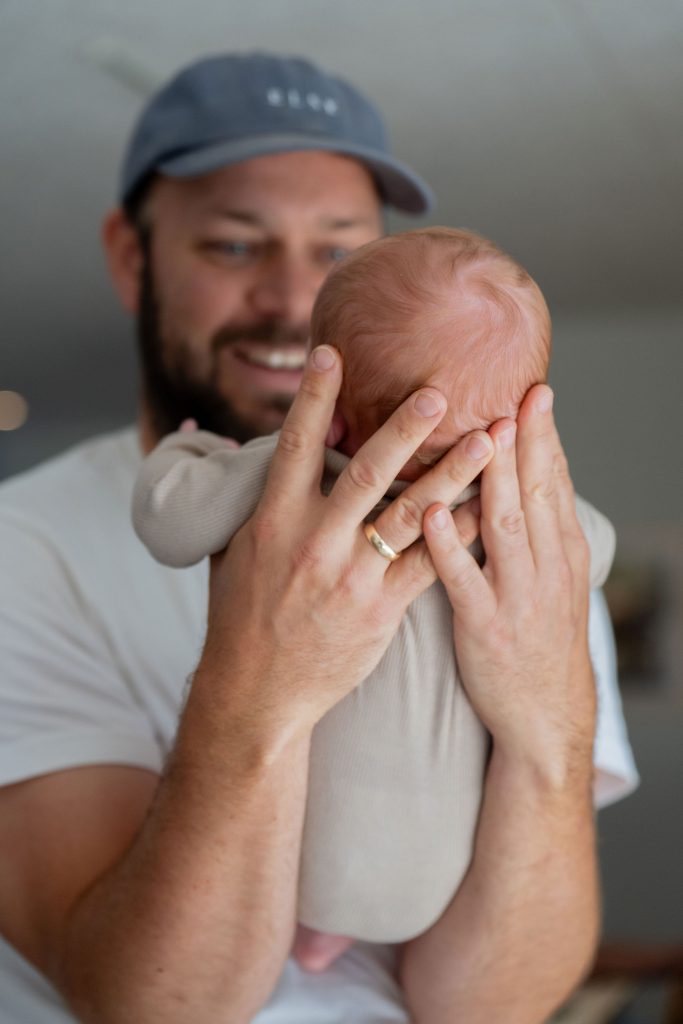Barsel med far og baby kan være meget nyt. I virksomhedsforløbet her klædes far på