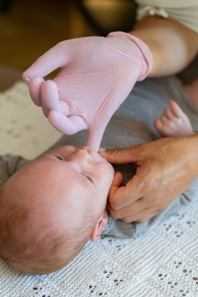 En babys sutteteknik på bryst eller flaske er afhængig af afspændte muskler