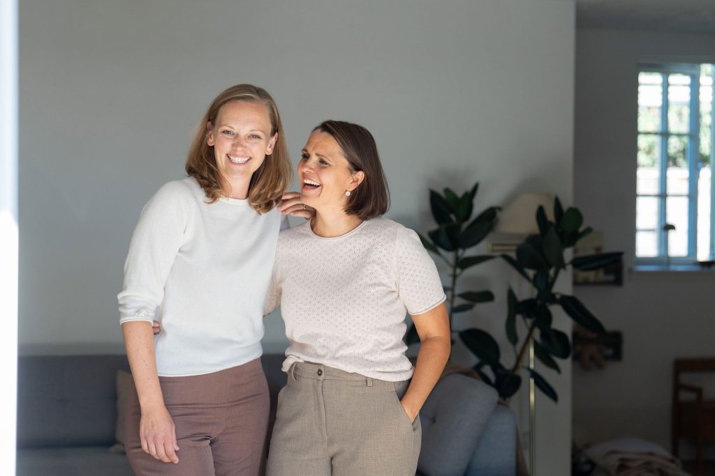 Begge har vi to børn og vi er sat i verden for at hjælpe forældre til mere tryghed og ro. For både baby og forældre.