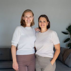 Hanna Nørager er journalist og mor til to, mens Mie Lindholm er osteopat og mor til to